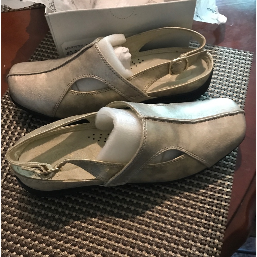 Easy street.comfort wave…..Stretch for fit comfort ADJUSTABLE Straps. NEW 8.5 w